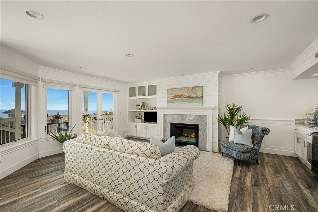 Full-length balcony overlooking the Pacific coastline.